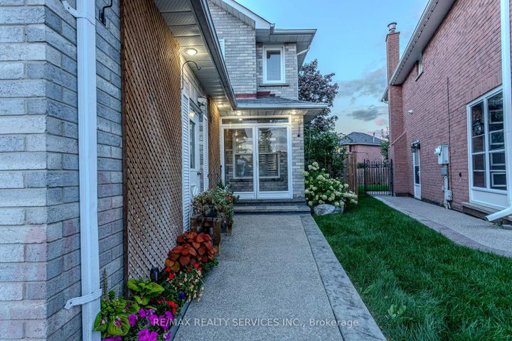 Photo 1 at 32 Heddon Court, Heart Lake East, Brampton