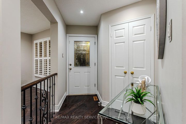 Photo 2 at 32 Heddon Court, Heart Lake East, Brampton