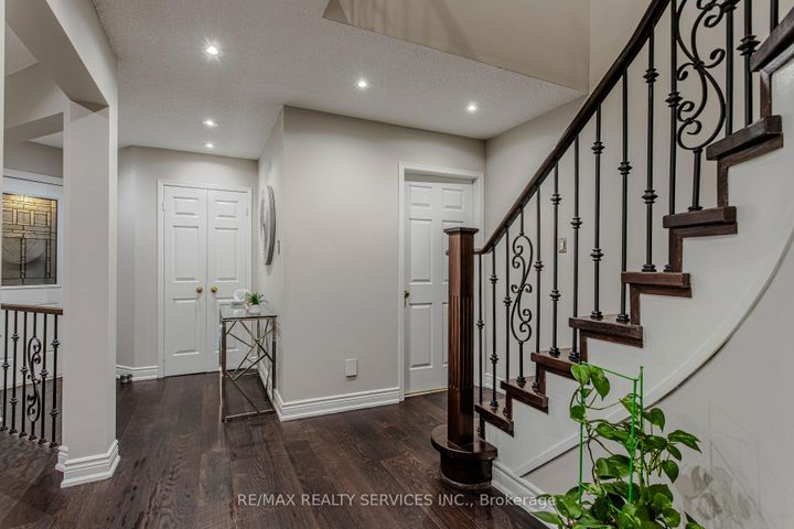 Photo 3 at 32 Heddon Court, Heart Lake East, Brampton