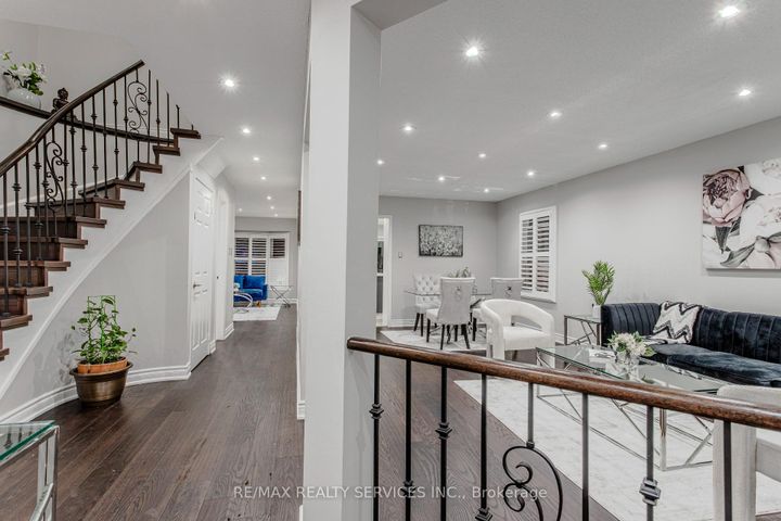 Photo 4 at 32 Heddon Court, Heart Lake East, Brampton