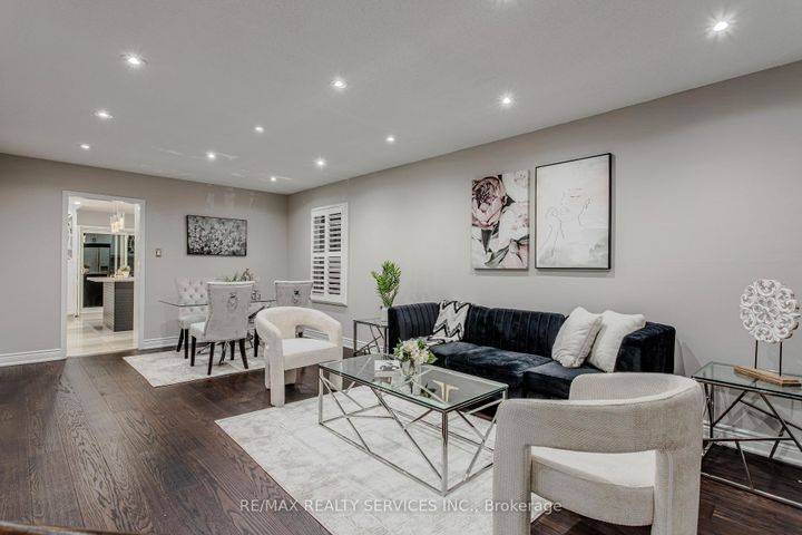 Photo 5 at 32 Heddon Court, Heart Lake East, Brampton