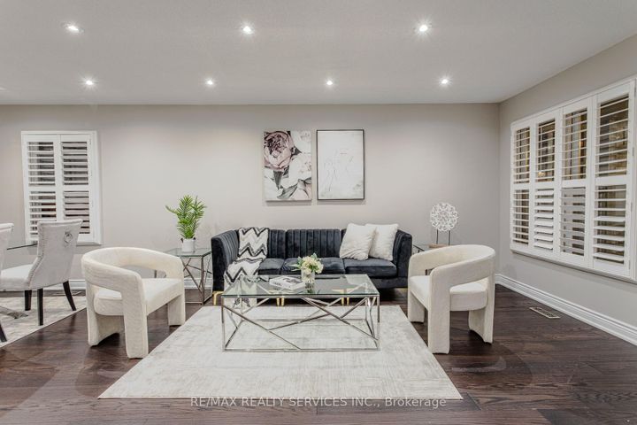 Photo 6 at 32 Heddon Court, Heart Lake East, Brampton