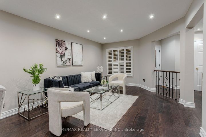 Photo 7 at 32 Heddon Court, Heart Lake East, Brampton
