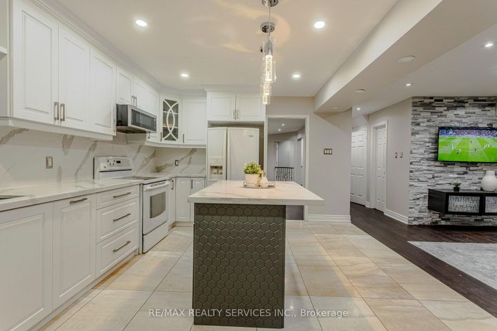 Photo 10 at 32 Heddon Court, Heart Lake East, Brampton