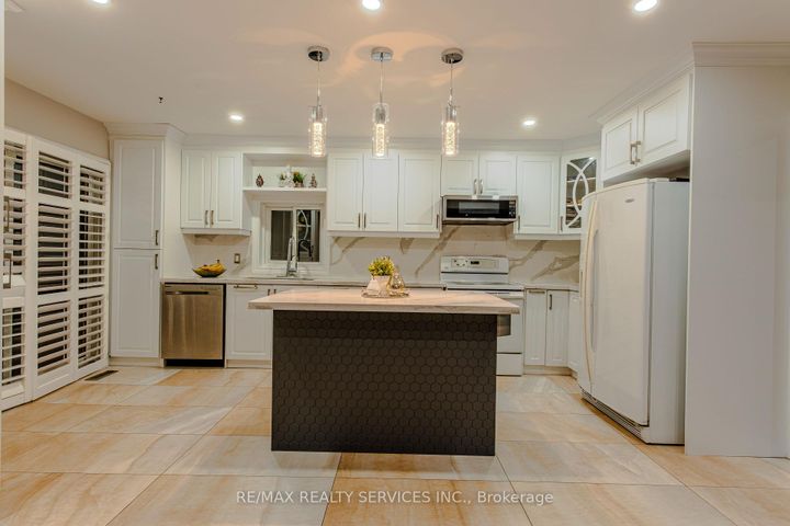 Photo 11 at 32 Heddon Court, Heart Lake East, Brampton