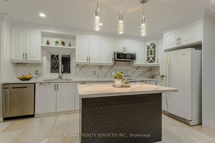 Photo 12 at 32 Heddon Court, Heart Lake East, Brampton