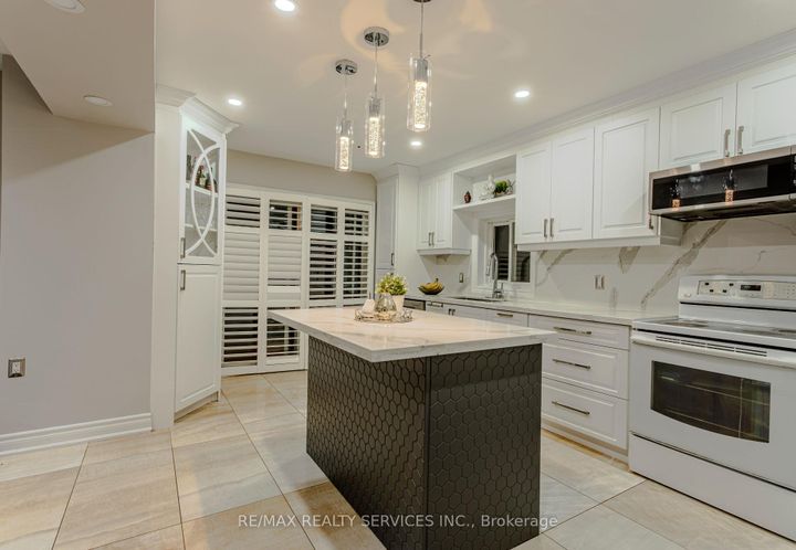 Photo 13 at 32 Heddon Court, Heart Lake East, Brampton