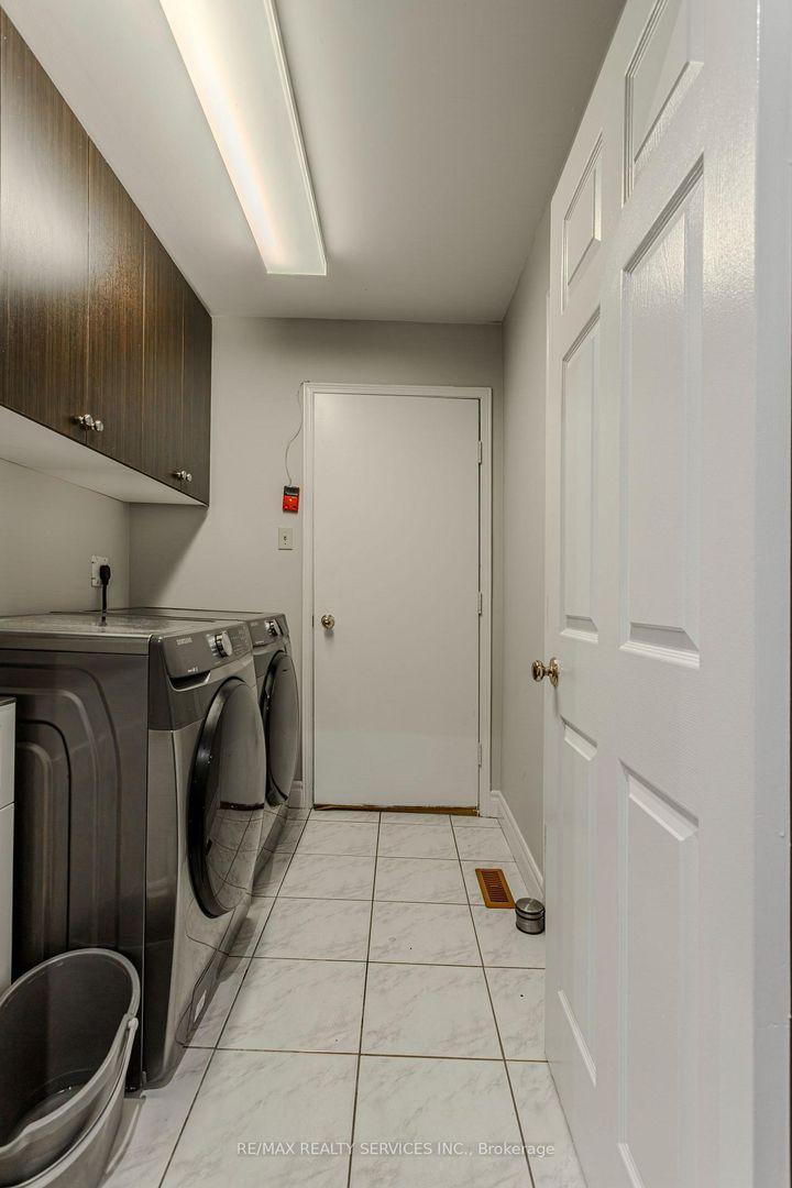 Photo 18 at 32 Heddon Court, Heart Lake East, Brampton