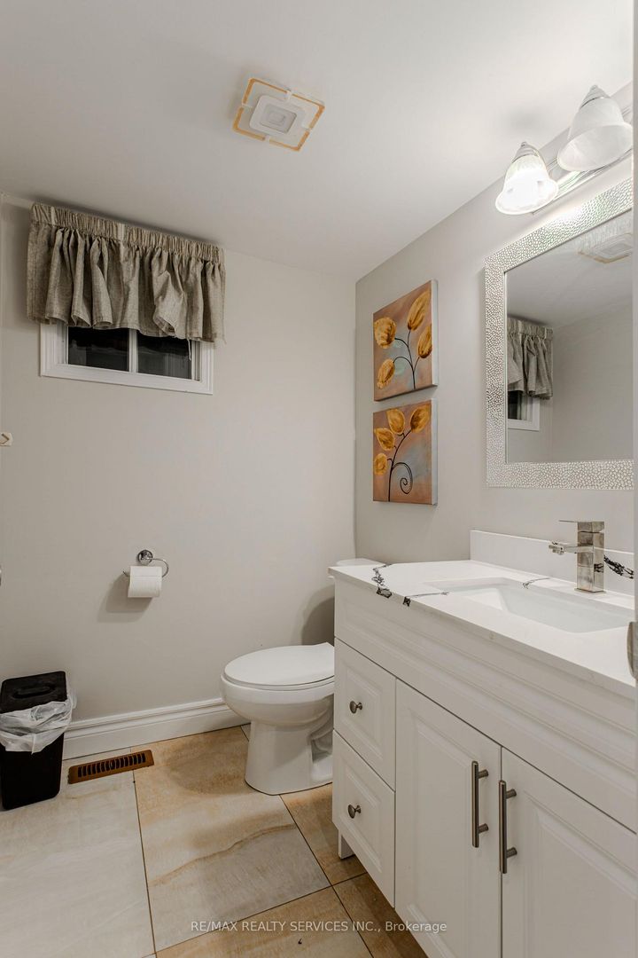 Photo 20 at 32 Heddon Court, Heart Lake East, Brampton
