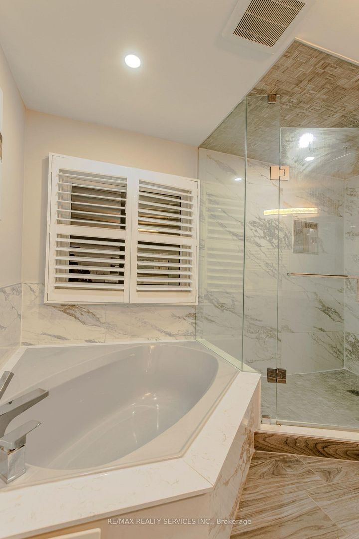 Photo 26 at 32 Heddon Court, Heart Lake East, Brampton
