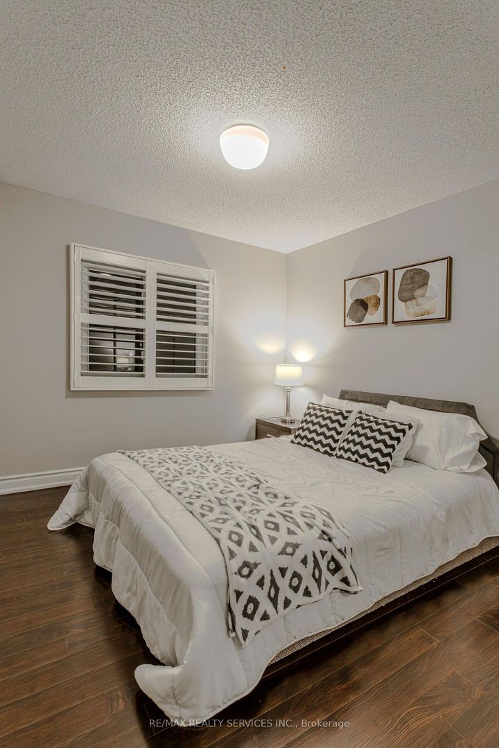 Photo 30 at 32 Heddon Court, Heart Lake East, Brampton