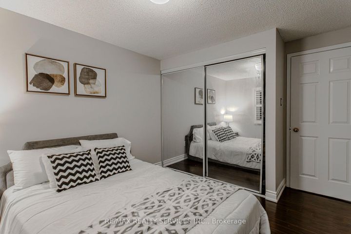 Photo 31 at 32 Heddon Court, Heart Lake East, Brampton