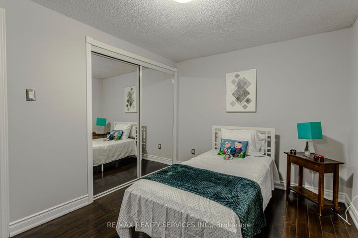 Photo 33 at 32 Heddon Court, Heart Lake East, Brampton