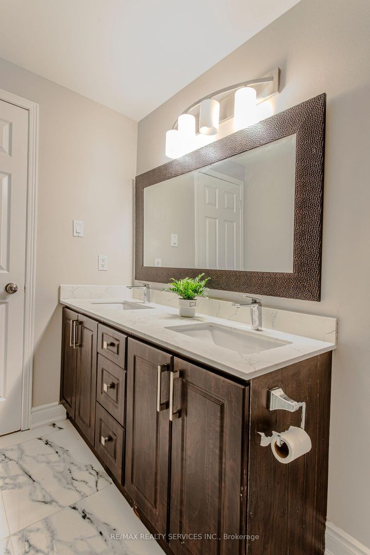 Photo 34 at 32 Heddon Court, Heart Lake East, Brampton