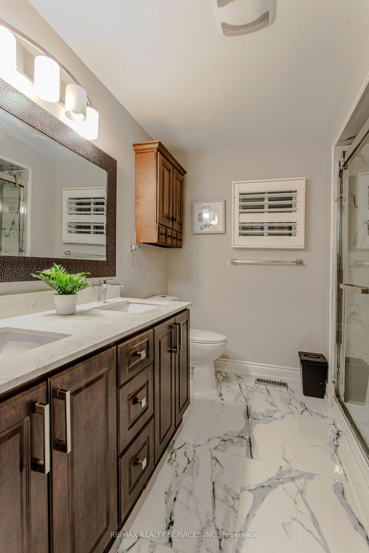 Photo 35 at 32 Heddon Court, Heart Lake East, Brampton