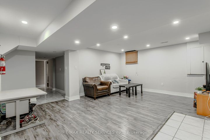 Photo 37 at 32 Heddon Court, Heart Lake East, Brampton