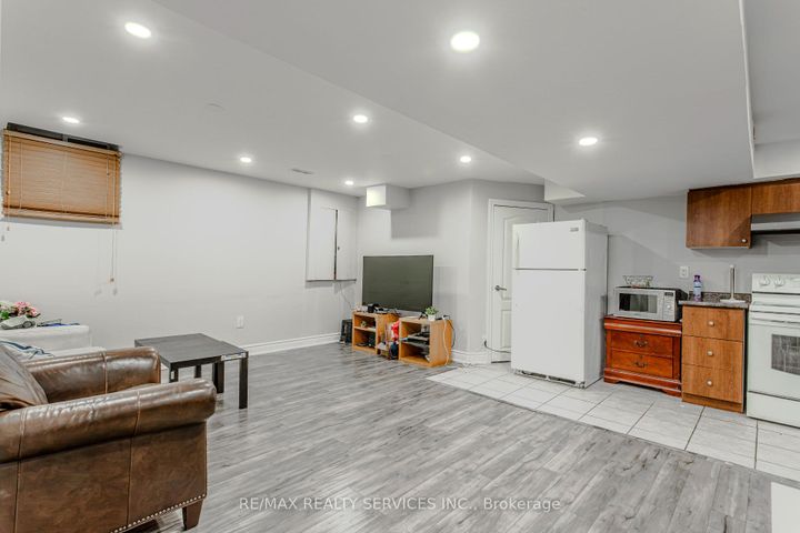 Photo 38 at 32 Heddon Court, Heart Lake East, Brampton