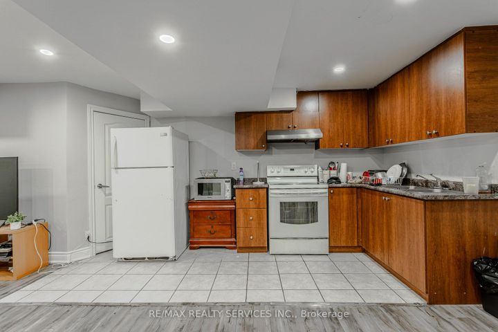 Photo 39 at 32 Heddon Court, Heart Lake East, Brampton