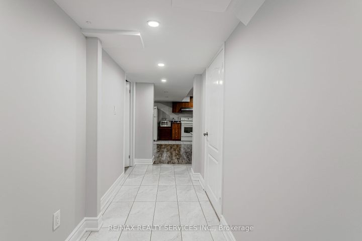 Photo 40 at 32 Heddon Court, Heart Lake East, Brampton