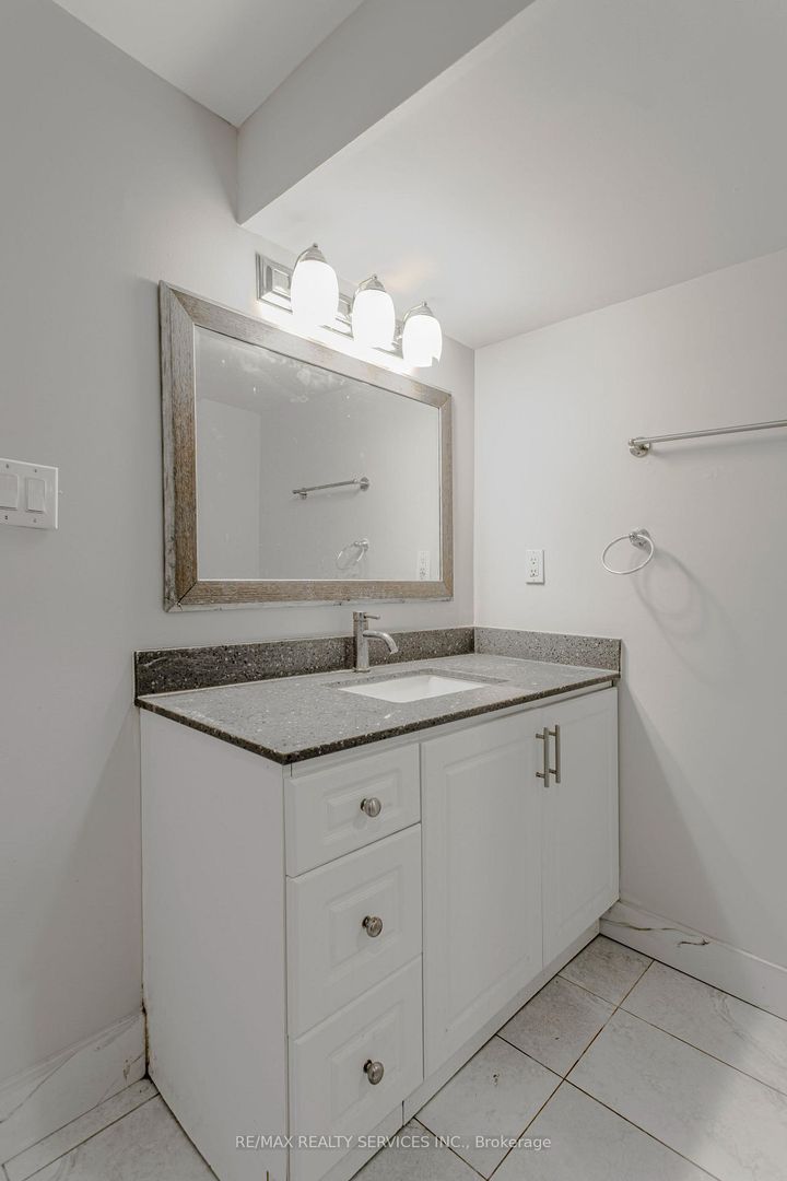 Photo 43 at 32 Heddon Court, Heart Lake East, Brampton