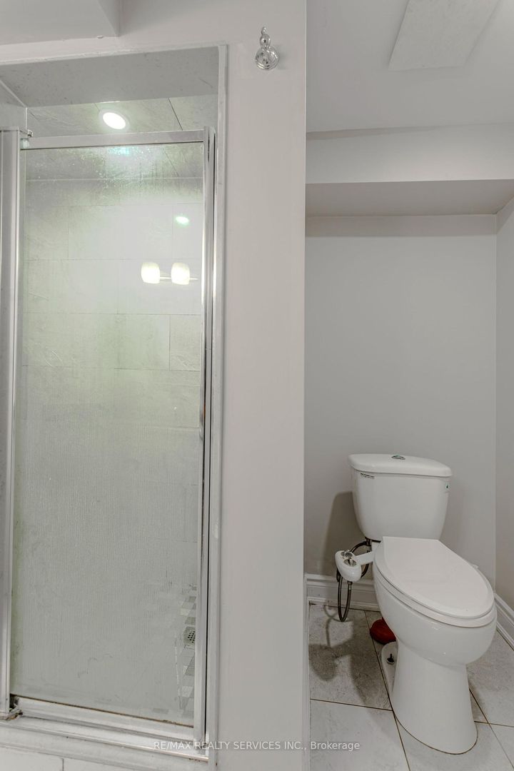 Photo 44 at 32 Heddon Court, Heart Lake East, Brampton