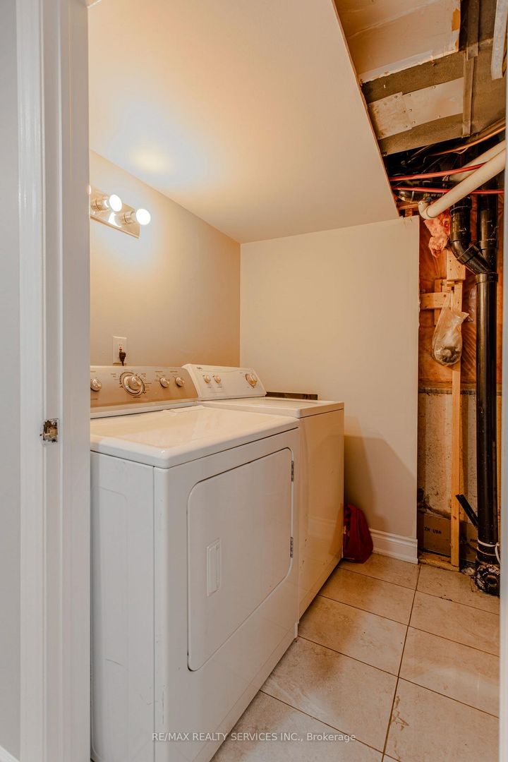 Photo 45 at 32 Heddon Court, Heart Lake East, Brampton
