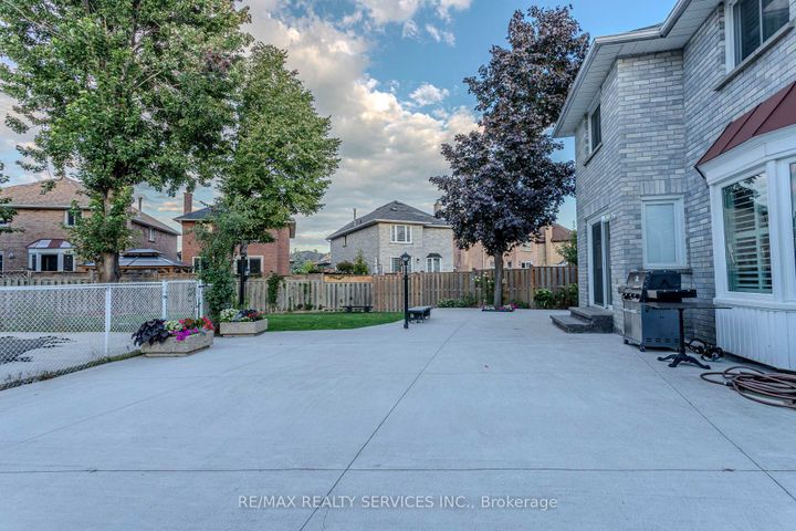 Photo 47 at 32 Heddon Court, Heart Lake East, Brampton