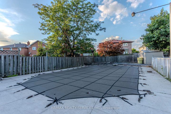 Photo 48 at 32 Heddon Court, Heart Lake East, Brampton