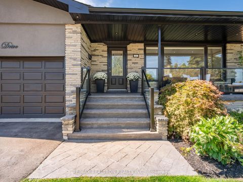 Photo 2 at 10 Terrydale Drive, Bathurst Manor, Toronto