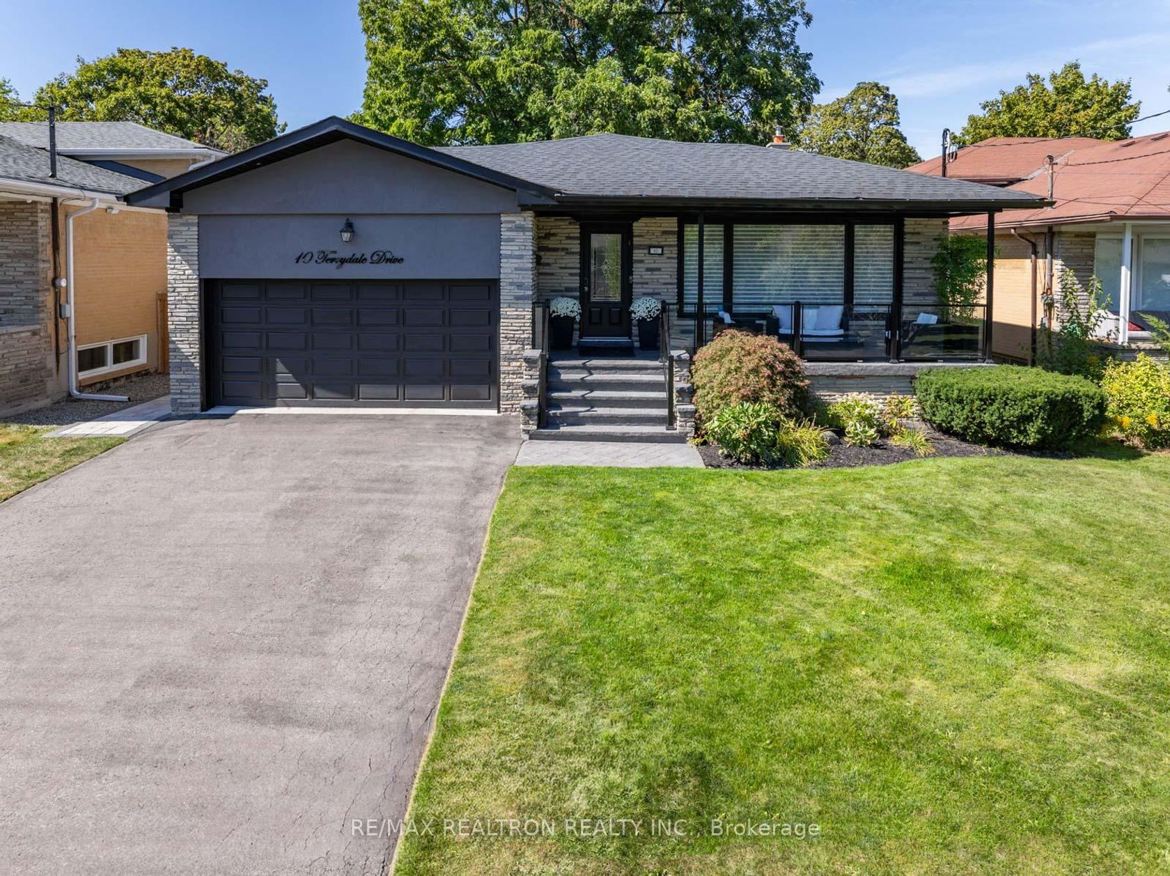 10 Terrydale Drive, Bathurst Manor, Toronto 