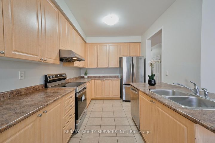 Photo 11 at 30 Loftsmoor Drive, Wellington, Brampton