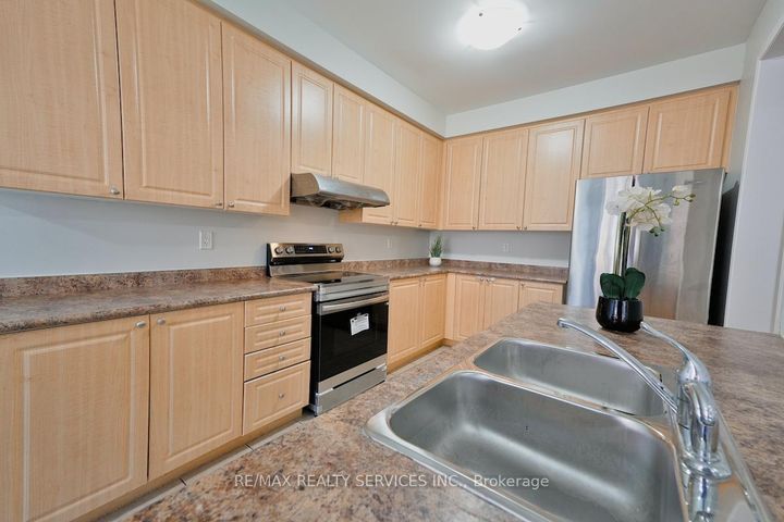 Photo 12 at 30 Loftsmoor Drive, Wellington, Brampton