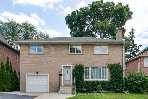 Photo 2 at 11 Urbandale Avenue, Newtonbrook East, Toronto