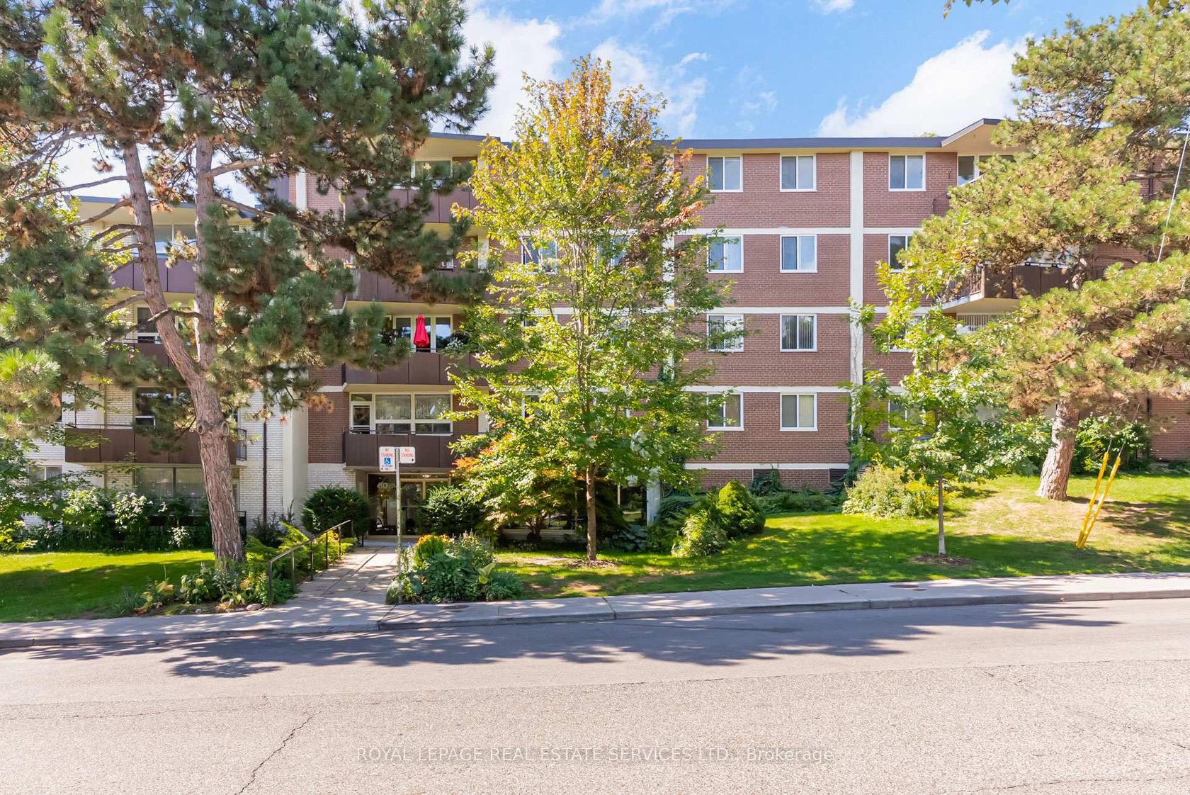 221 - 80 Coe Hill Drive, Swansea, Toronto 