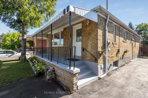Photo 3 at 22 Citadel Drive, Eglinton East, Toronto