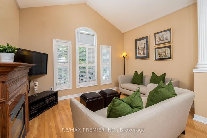Photo 6 at 36 Toulon Crescent, Vellore Village, Vaughan