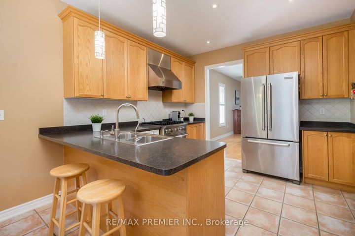 Photo 12 at 36 Toulon Crescent, Vellore Village, Vaughan
