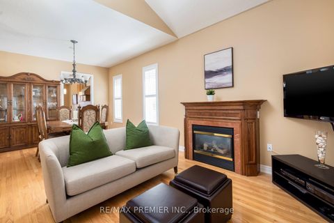 Photo 5 at 36 Toulon Crescent, Vellore Village, Vaughan