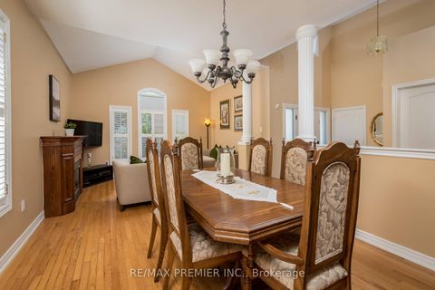 Photo 8 at 36 Toulon Crescent, Vellore Village, Vaughan
