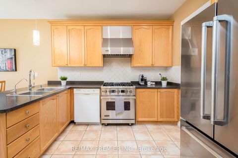 Photo 11 at 36 Toulon Crescent, Vellore Village, Vaughan