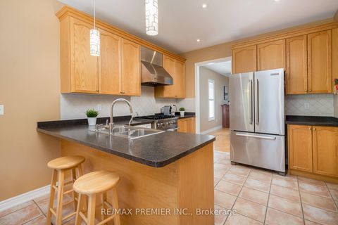 Photo 12 at 36 Toulon Crescent, Vellore Village, Vaughan