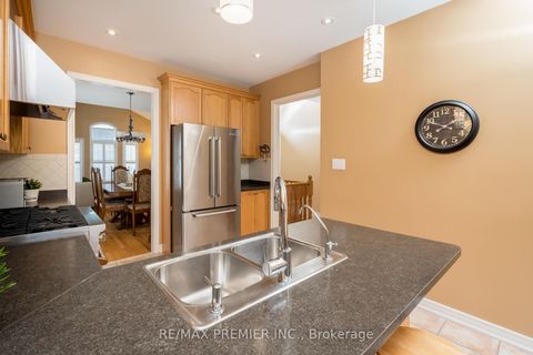 Photo 13 at 36 Toulon Crescent, Vellore Village, Vaughan