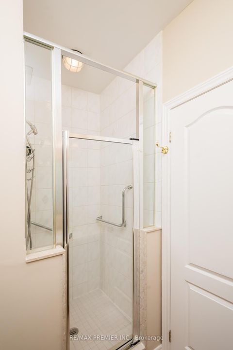 Photo 16 at 36 Toulon Crescent, Vellore Village, Vaughan