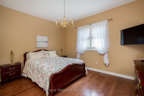 Photo 18 at 36 Toulon Crescent, Vellore Village, Vaughan