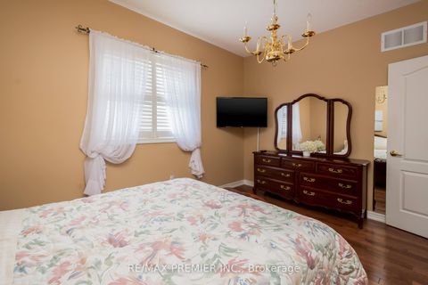 Photo 19 at 36 Toulon Crescent, Vellore Village, Vaughan