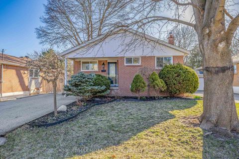 Photo 1 at 3 Davidson Road, Aurora Highlands, Aurora