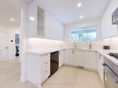 Photo 4 at 3 Davidson Road, Aurora Highlands, Aurora