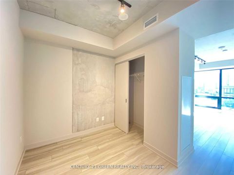 Photo 2 at 204 - 458 Richmond Street W, Waterfront Communities C1, Toronto