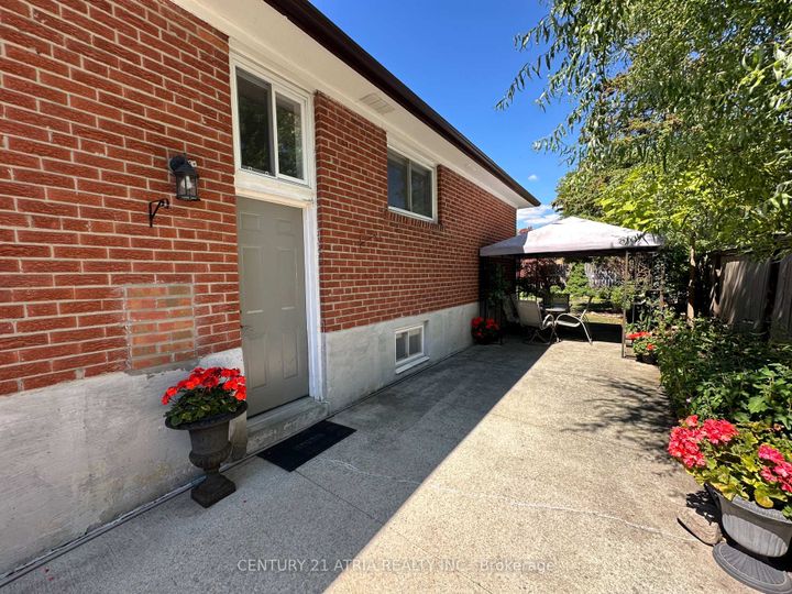 Photo 2 at 18 Reiber Crescent, Steeles, Toronto