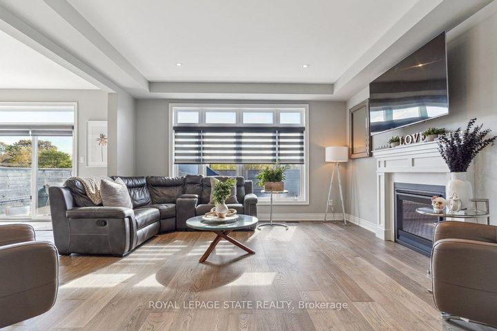 Photo 3 at 11 Secinaro Avenue, Ancaster, Hamilton